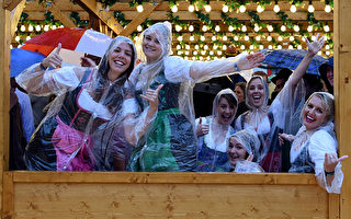 德国慕尼黑啤酒节雨中开幕